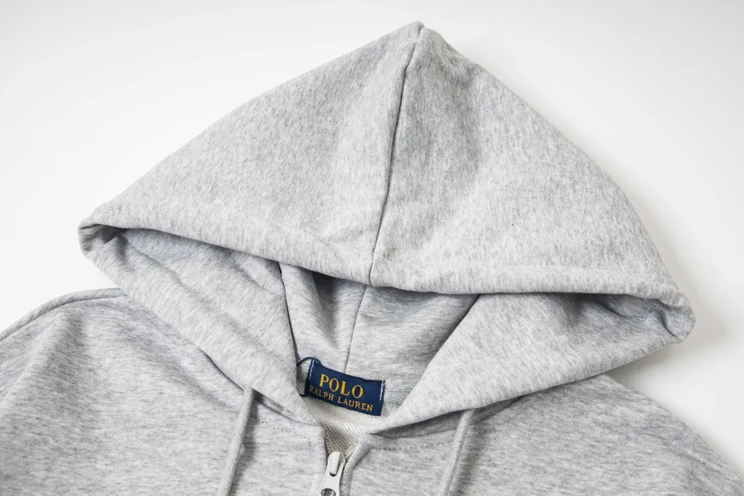 P230 model number Y869 Ralph Lauren/Ralph Lauren Malaysian embroidered zipper cardigan hooded sweatshirt. This sweatshirt is available for everyone in autumn and winter. You can wear it casually no matter how you wear it! ! This hooded sweatshirt is decorated with the simple style that represents Ralph Lauren and is paired with a pony embroidery pattern, which is three-dimensional and full! The solid color fabric paired with exquisite embroidery instantly sets it off! Hooded sports design, loose and casual fit! The overall texture is very strong! Through the pictures, we can feel the thickness and texture of custom-woven and dyed threads. The workmanship is exquisite. They are shipped from major foreign trade factories. They are all made by masters with many years of experience. Everything is of high standards and requirements! Simple and versatile model ~ Made of imported pique cotton fabric, which is super delicate and soft, close to the body without being tied. All fabrics and accessories are original custom-made and of high quality! Perfectly reflects the brand’s sense of superiority! Standard cut, comfortable stretch, unrestricted movement! Highly practical, high-end and classy! Versatile style ~ can be paired with jeans or jogging pants. Ideal for transitioning from your morning commute to weekend events! Size: S-XL Navy Black Gray